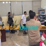 Tim penyidik dari kejaksaan saat melakukan penggeledahan di Kantor Disdikdaya Kabupaten Probolinggo. Foto: ANDI SIRAJUDIN/BANGSAONLINE