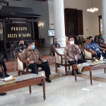 PAPARAN: Wabup Nur Ahmad (tengah) menjelaskan soal PSBB jilid dua, di Pendapa Delta Wibawa, Kamis (14/5). foto: MUSTAIN/ BANGSAONLINE