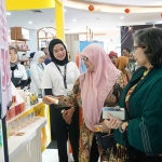 Pj Wali Kota Kediri dan Ketua DPRD Kota Kediri saat mengunjungi salah satu stan di Kediri Beauty Fest 2025. Foto: Ist