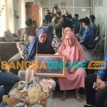 Ketua KPU Kabupaten Kediri Nanang Qosim (kiri) didampingi Camat Gurah Moch. Imron saat menyerahkan santunan kepada ahli waris Almarhum Agus Riadi. Foto: Muji Harjita/BANGSAONLINE