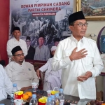 KH Kholilurrahman saat melakukan pengambilan formulir pendaftaran penjaringan bakal calon bupati di DPC Gerindra Kabupaten Pamekasan.
