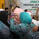 Para jemaah haji memeluk Gubernur Jawa Timur Khofifah Indar Parawansa di i Gedung Muzdalifah Asrama Haji Surabaya, Jumat (4/8) sore. Foto: banngsaonline 