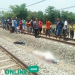 Korban Laka perlintasan kereta api tanpa palang pintu di Desa Jatipelem sebelum dievakuasi. (foto: rony suhartomo/bangsaonline)