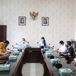 Wawali Surabaya Armuji beraudiensi dengan Sahabat Polisi Indonesia (SPI) Kota Surabaya, di ruang sidang sekretaris daerah (sekda) kantor balai kota, Selasa (16/3/2021). (foto: ist)