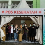 Kepala Dinkes Kabupaten Gresik, Mukhibatul Khusnah bersama tim medis di posko kesehatan untuk membantu resepsi satu abad NU di Stadion Gelora, Delta Sidoarjo. Foto: Ist.