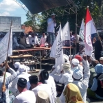 Ratusan massa saat GUIB melakukan unjuk rasa menolak RUU HIP di depan kantor DPRD Kabupaten Pamekasan. 