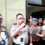 Kapolda Jatim Irjen Luki Hermawan saat memberikan keterangan terkait kasus prostitusi online. foto: ANATASIA/ BANGSAONLINE