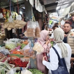 Peninijauan di Pasar Bangil, Kabupaten Pasuruan.