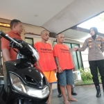 Kedua tersangka saat dihadirkan di konferensi pers Polsek Mulyorejo