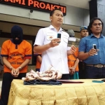 Kasatreskrim Polres Gresik AKP Adam Purbantoro saat mengekspos tersangka.