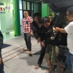 Pelaku saat digelandang ke Mapolsek Taman