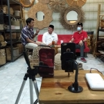 Dua tokoh milenial, Aryo Seno Bagaskoro dan Sukma Sahadewa menggelar diskusi tentang Surabaya ke depan, di Coworking Space Omah Jaman Now. (foto: ist).