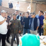 Wakil Menteri UMKM RI, Helvi Yuni Moraza  bersama Pj Walikota Batu aries Agung Paewai dan didampingi Tunik koordinator kampung UMKM Rejoso saat meninjau kerajinan tangan  di Rejoso