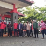 Puluhan pekerja outsourcing yang terdiri dari tenaga kebersihan dan cleaning service Pemkot Blitar demo di depan Kantor DLH Kota Blitar, Senin (11/1).