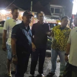 Salah satu anggota dewan dari Golkar saat meninjau dampak banjir di Kota Probolinggo.