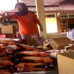 LOGISTIK. Stok makanan berupa beras, minyak goreng dan sembako lainnya disiapkan BPBD Bojonegoro dan siap didistribusikan. foto : eky/bangsaonline