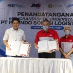 Presiden Direktur JNE, M Feriadi Soeprapto, saat melakukan MoU dengan Direktur Utama Pelindo Solusi Logistik, Joko Noerhudha.
