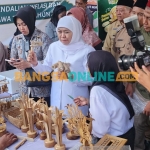 Gubernur Jawa Timur, Khofifah Indar Parawansa saat meninjau hasil produk mainan otok-otok bambu. Foto: Devi Fitri Afriyanti/BANSGAONLINE