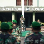Danrem 084/BJ, Brigjen TNI Terry Tresna Purnama, saat memimpin upacara Hari Juang TNI AD 2022.