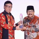 Pakde Karwo menerima penghargaan kinerja tertinggi dalam penyelenggaraan pemerintahan daerah dari Mendagri di Hotel The Sultan Jakarta.