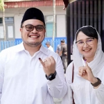 Hanindhito Himawan Pramana dan istrinya usai mencoblos.