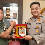 Danrem 084/BJ, Brigjen TNI Widjanarko, bersama Kapolres Pelabuhan Tanjung Perak, AKBP Anton Elfrino Trisanto.