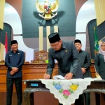 Ketua DPRD Kabupaten Pasuruan Sudiono Fauzan saat menandatangani pengesahan raperda non-APBD disaksikan Bupati dan Wakil Bupati Pasuruan serta pimpinan dewan.