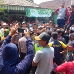 Aksi warga yang menggelar demo di Balai Desa Kedungrejo menuntut penutupan pondok pesantren putri di desa setempat.