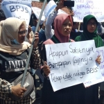 Ratusan massa dari Himpunan Mahasiswa Islam (HMI) Cabang Pamekasan, melakukan aksi damai untuk menolak kenaikan Iuran BPJS Kesehatan. 