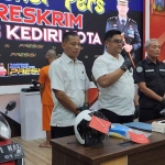 Kasatreskrim Polres Kediri Kota, Iptu M. Fathur Rozikin (pegang mik), saat menggelar konferensi pers. Foto: Ist