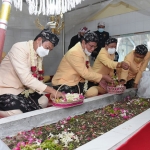 Bupati Yuhronur saat tabur bunga di Makam Mbah Lamong. (foto: ist)