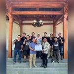 Anggota DPR RI, Eko Wahyudi (kiri), berjabat tangan dengan Fahmi Fikroni (kanan) usai penandatanganan surat perjanjian akuisisi Persatu Tuban.