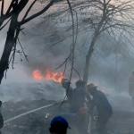 Petugas damkar berjibaku memadamkan kebakaran gudang barang bekas di Desa Gelam, Kecamatan Candi Sidoarjo ludes terbakar, Rabu sore (10/10).