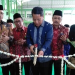 Prof. Dr. Phil. H. Kamaruddin A, MA, Dirjen Pendidikan Islam Kemenag RI, disaksikan Kepala MAN Malang 1 M. Husnan meresmikan Ma