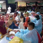 Pedagang pasar di Surabaya saat jalani vaksinasi.