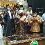 Prof. Dr. KH. Asep saifuddin Chalim, M.A., memimpin doa saat peresmian Masjid Kampus Institut KH Abdul Chalim (IKHAC) Pacet Mojokerto, Jumat (5/3/2021). Peresmian Masjid Kampus IKHAC itu ditandai penandatangan prasasti oleh Gubernur Jawa Timur Khofifah Indar Parawansa dan tabuh beduk bersama Wamen Menag RI Zainut Tauhid. foto: mma/ bangsaonline.com
