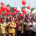 Pelepasan balon merah putih secara bersama, Bram Asmuruf, Wakil Bupati, Polri, dan TNI dan peserta di Stadion Gelora Bangkalan.
