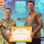Wali Kota Probolinggo, dr. Aminudin mendapatkan penghargaan inovatif Bidang Pembiayaan Sektor Air Minum. (Ist)
