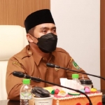 Wakil Wali Kota Pasuruan, Adi Wibowo (Mas Adi) mendengarkan arahan Presiden Jokowi secara virtual dari Media Command Centre (MCC) Kota Pasuruan.