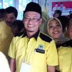 Ahmad Nurhamim (tengah berkacamata) usai terpilih aklamasi menjadi ketua DPD II Golkar Gresik periode 2016-2021. foto: SYUHUD/ BANGSAONLINE