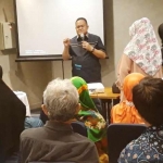 dr. Agung Mulyono saat memberikan pengarahan kepada para pemilik klinik anggota PKFPI Jatim. foto: didi rosadi/ bangsaonline