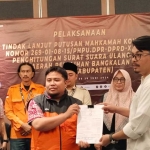 Ketua KPU Bangkalan Elmi Abbas memberikan salinan D hasil kabupaten kepada Ja