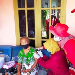 Tenaga medis saat menyuntikkan vaksin Covid-19 kepada lansia di Desa Pojok, Kecamatan Ponggok, Kabupaten Blitar.