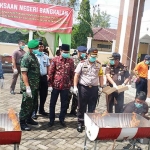 Kajari Bangkalan membakar barang bukti didampingi oleh Bupati Bangkalan R. Abdul Latif Imron, Kapolres AKBP Boby P. Tambunan, Kasdim, Kadinkes Bangkalan.