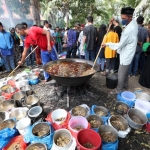 Masyarakat Aceh merayakan Maulid Nabi dengan menggelar sedekah kolosal. Tampak mereka memasak makanan untuk dibagikan kepada masyarakat. Foto: Antara