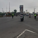 Petugas saat mengamankan arus lalu lintas di Simpang Tiga Mengkreng, Kecamatan Purwoasri Kabupaten Kediri. Foto: Ist