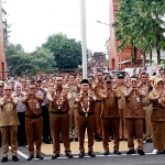 Sesi foto bersama antara Bupati dan Wakil Bupati Mojokerto beserta jajaran pejabat daerah setempat.