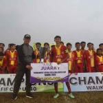 Wakil Wali Kota Kediri saat menyerahkan hadiah ke para pemenang turnamen. Foto: Ist