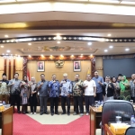 Pjs Bupati bersama pimpinan DPRD Sidoarjo saat rakor pemberantasan korupsi, Selasa (15/10/2024). foto ist