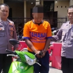 Pelaku berinisial SA saat diamankan anggota Polsek Kenjeran. Foto: Ist.